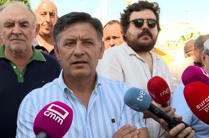 El secretario regional de UPA, Julián Morcillo, en primero plano, y el presidente regional de Asaja, José María Fresneda, a la izquierda.