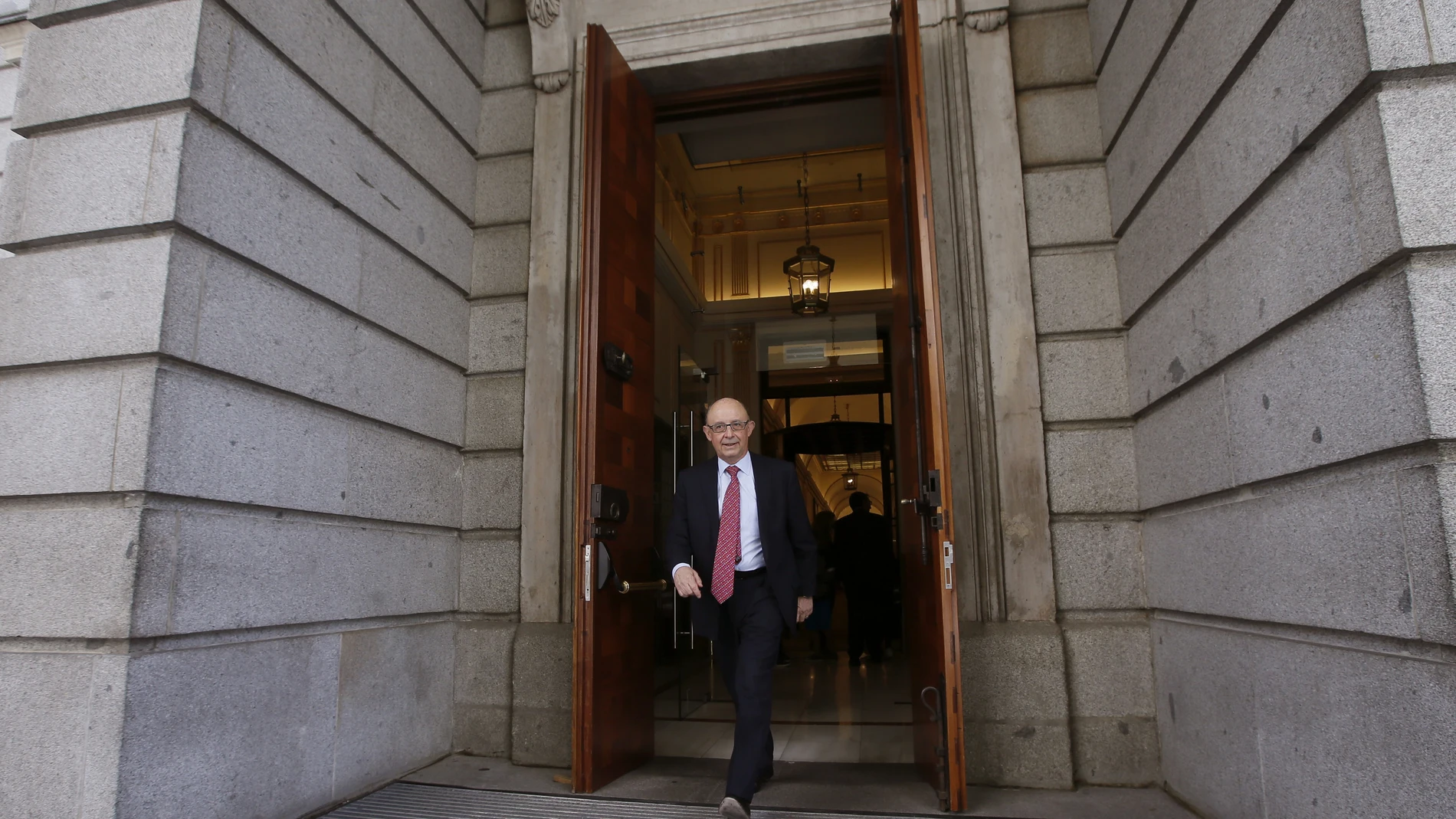 MADRID, 17/07/2025.- Fotografía de archivo del 29/6/2017 del exministro de Hacienda Cristóbal Montoro que ha comunicado este jueves al PP su decisión de abandonar la militancia del partido, que anoche le abrió un "procedimiento de información" tras conocerse que está siendo investigado por un juzgado de Tarragona por favorecer presuntamente a empresas fabricantes de gases industriales. EFE/ ARCHIVO/Fernando Alvarado