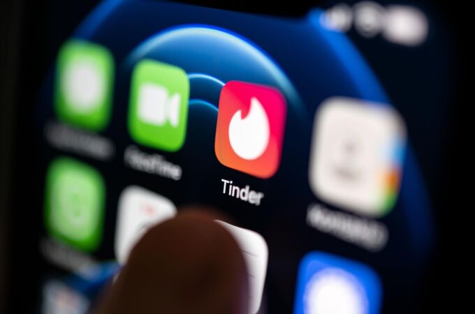 El guiño, la risa y el corazón: los emoticonos favoritos en Tinder para conectar con los usuarios