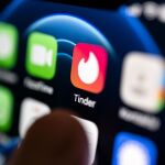 El guiño, la risa y el corazón: los emoticonos favoritos en Tinder para conectar con los usuarios