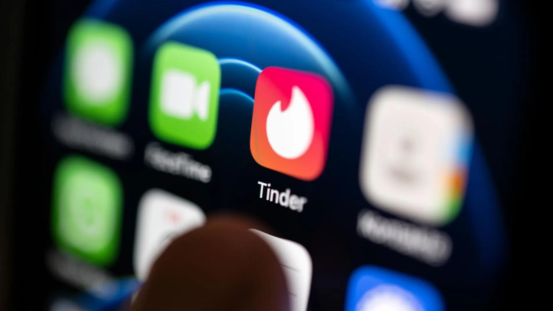 El guiño, la risa y el corazón: los emoticonos favoritos en Tinder para conectar con los usuarios