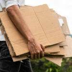 No tires las cajas vacías de cartón: el secreto de los jardineros inteligentes para deshacerse de las malas hierbas