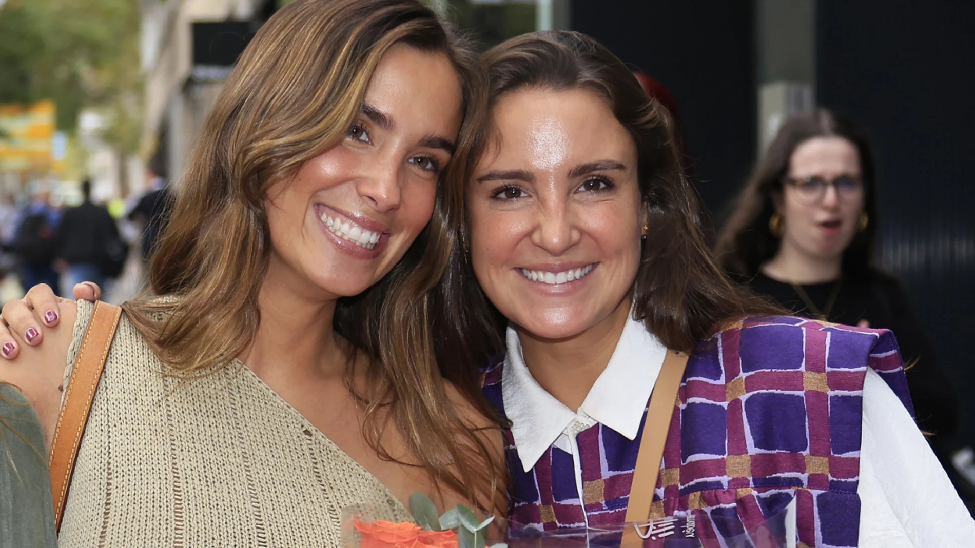 Marta Pombo junto a su hermana María