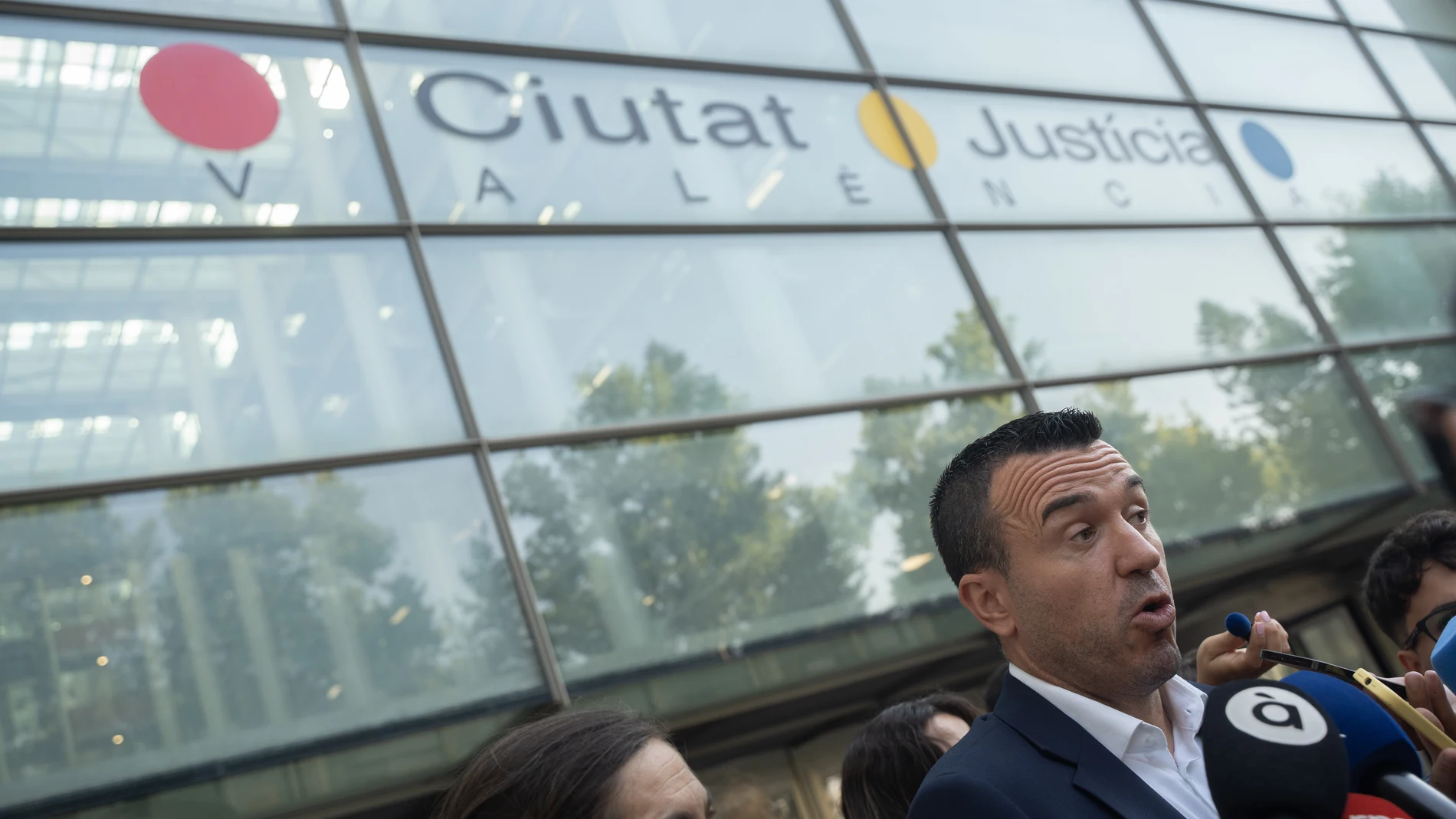 El presidente de la Diputació de València, Vicent Mompó, atiende a los medios tras su declaración como testigo ante la jueza que investiga la causa por la gestión de la dana del 29 de octubre, en el Tribunal Superior de Justicia de la Comunitat Valenciana, a 17 de julio de 2025, en Valencia, Comunidad Valenciana (España). Es la tercera declaración de Mompó como testigo en esta causa que investiga los homicidios y las lesiones cometidos por imprudencia grave el 29 de octubre, cuando falleciero...