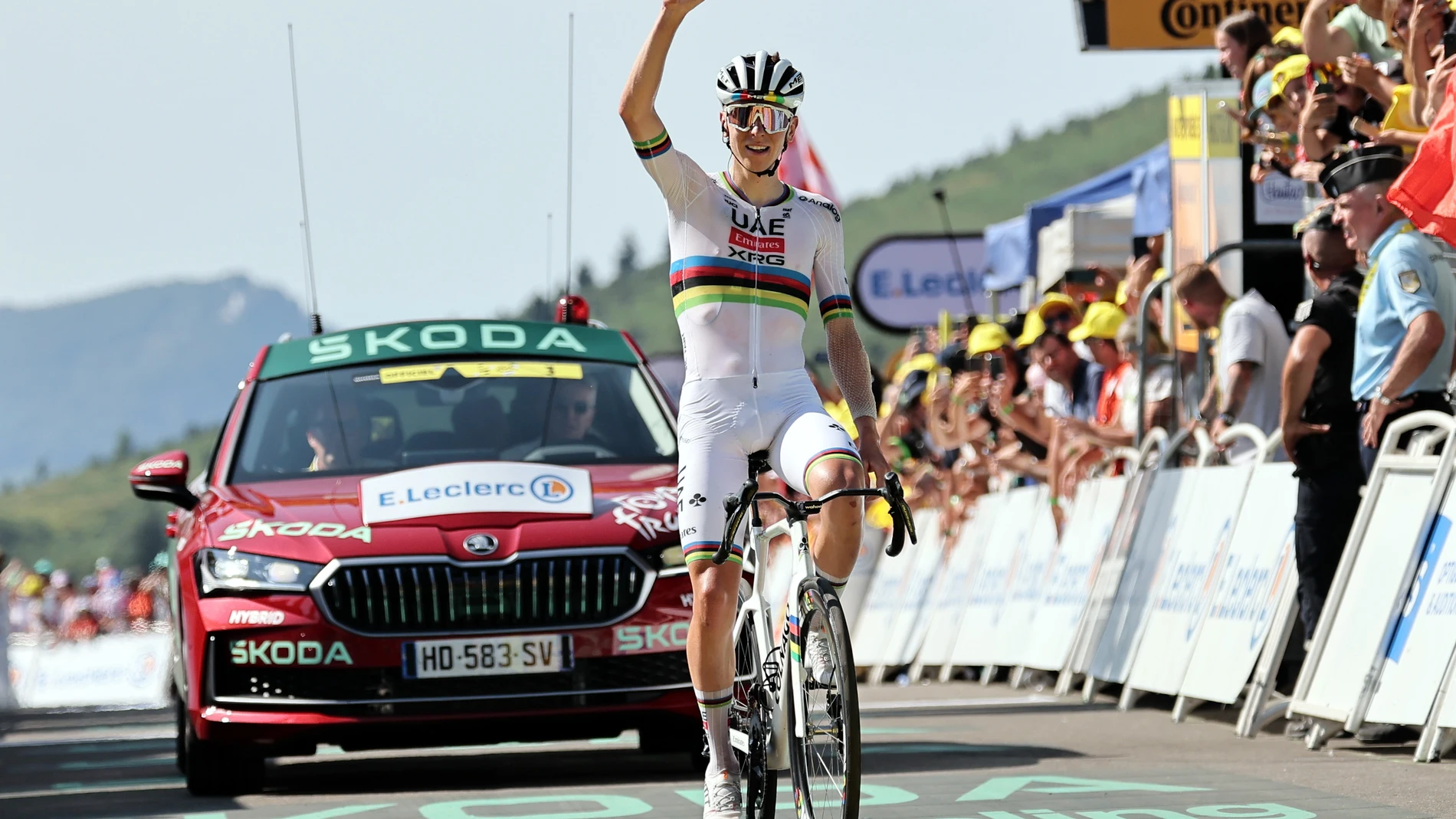 HAUTACAM (France), 17/07/2025.- Slovenian rider Tadej Pogacar of UAE Team Emirates celebrates winning the 12th stage of the Tour de France cycling race over 180.6km from Auch to Hautacam, France, 17 July 2025. (Ciclismo, Francia) EFE/EPA/CHRISTOPHE PETIT TESSON