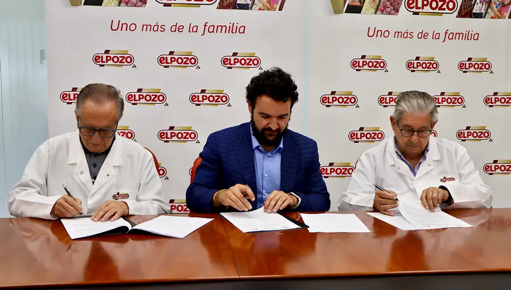 De izquierda a derecha: Tomás Fuertes, presidente de El Pozo Alimentación; Joaquín Zapata, presidente de la Fundación Cante de las Minas; y José Fuertes, consejero delegado de la compañía.