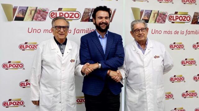 De izquierda a derecha: Tomás Fuertes, presidente de El Pozo Alimentación; Joaquín Zapata, presidente de la Fundación Cante de las Minas; y José Fuertes, consejero delegado de la compañía.