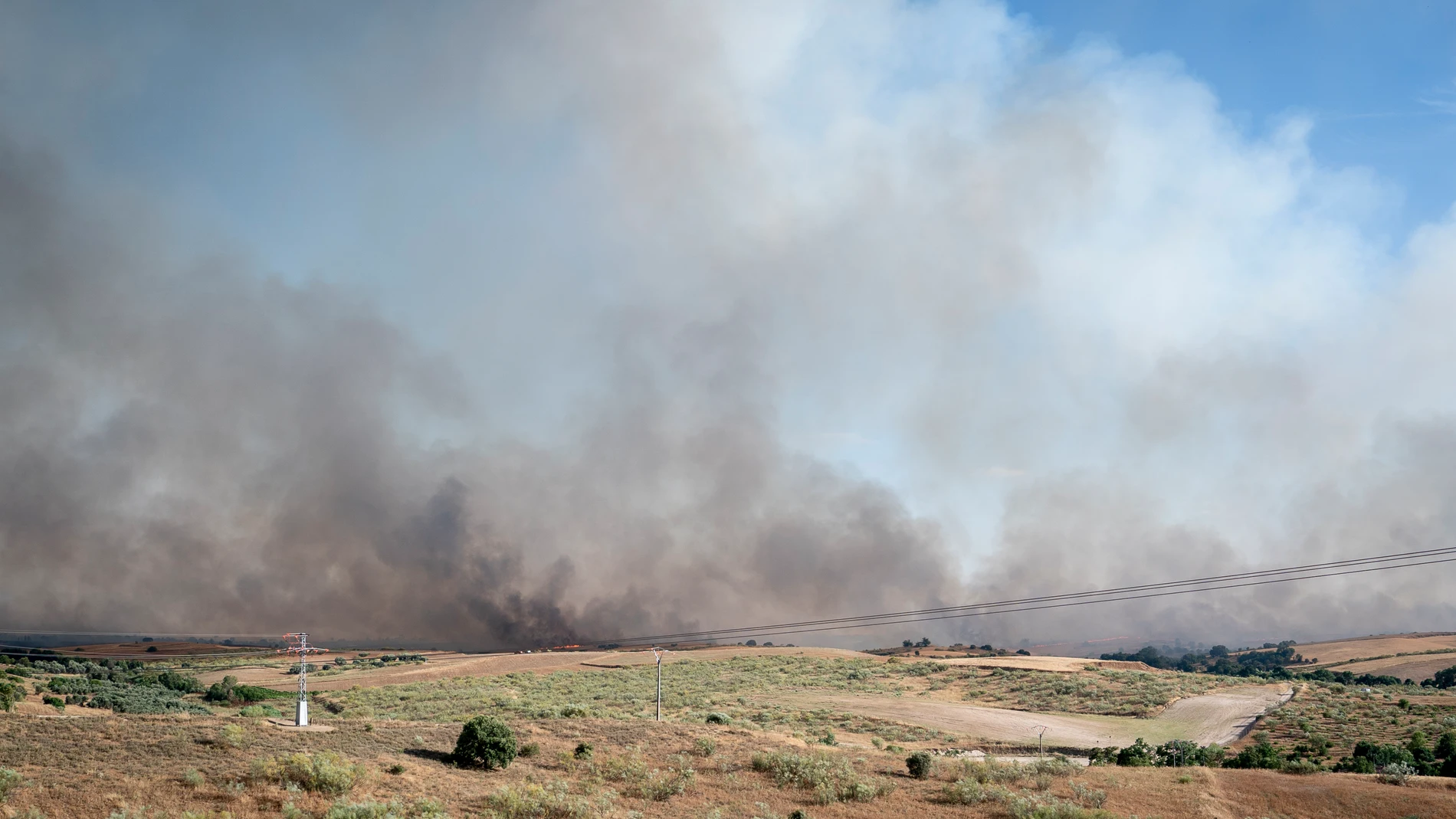 Vista del incendio, a 17 de julio de 2025, en Navalcarnero, Madrid (España). Un incendio originado hoy en la localidad toledana de Méntrida, limítrofe con la Comunidad de Madrid, ha pasado a situación operativa Nivel 2 por posible afección a bienes de naturaleza no forestal e infraestructuras, según apunta el Plan Infocam en su cuenta de X. Por su parte, el Sistema de Información de Incendios Forestales del Gobierno de Castilla-La Mancha refleja que el fuego comenzaba a las 15.02 horas de est...