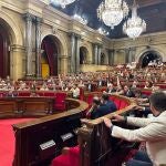 El Parlament de Cataluña reclama garantizar que profesionales sanitarios acrediten el B2 de catalán en un año