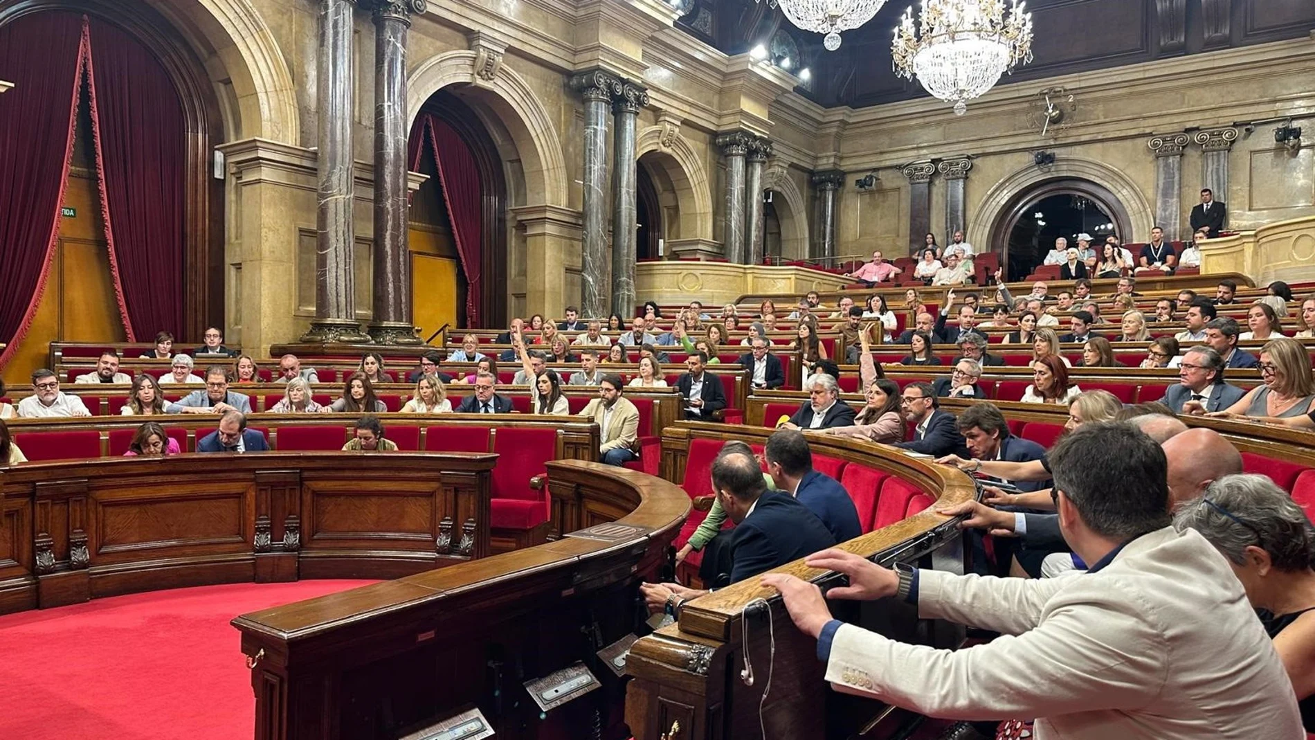 El Parlament de Cataluña reclama garantizar que profesionales sanitarios acrediten el B2 de catalán en un año