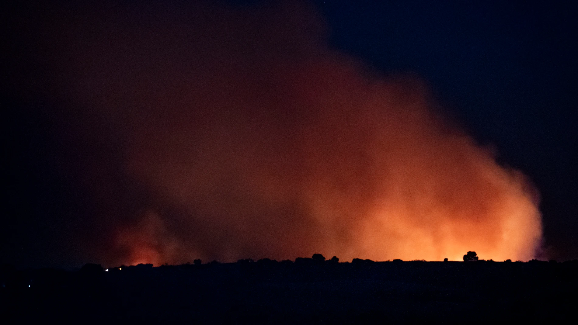 Vista nocturna del incendio, a 17 de julio de 2025, en Calypo-Fado, Madrid (España). Un incendio originado hoy en la localidad toledana de Méntrida, limítrofe con la Comunidad de Madrid, ha pasado a situación operativa Nivel 2 por posible afección a bienes de naturaleza no forestal e infraestructuras, según apunta el Plan Infocam en su cuenta de X. Por su parte, el Sistema de Información de Incendios Forestales del Gobierno de Castilla-La Mancha refleja que el fuego comenzaba a las 15.02 hora...