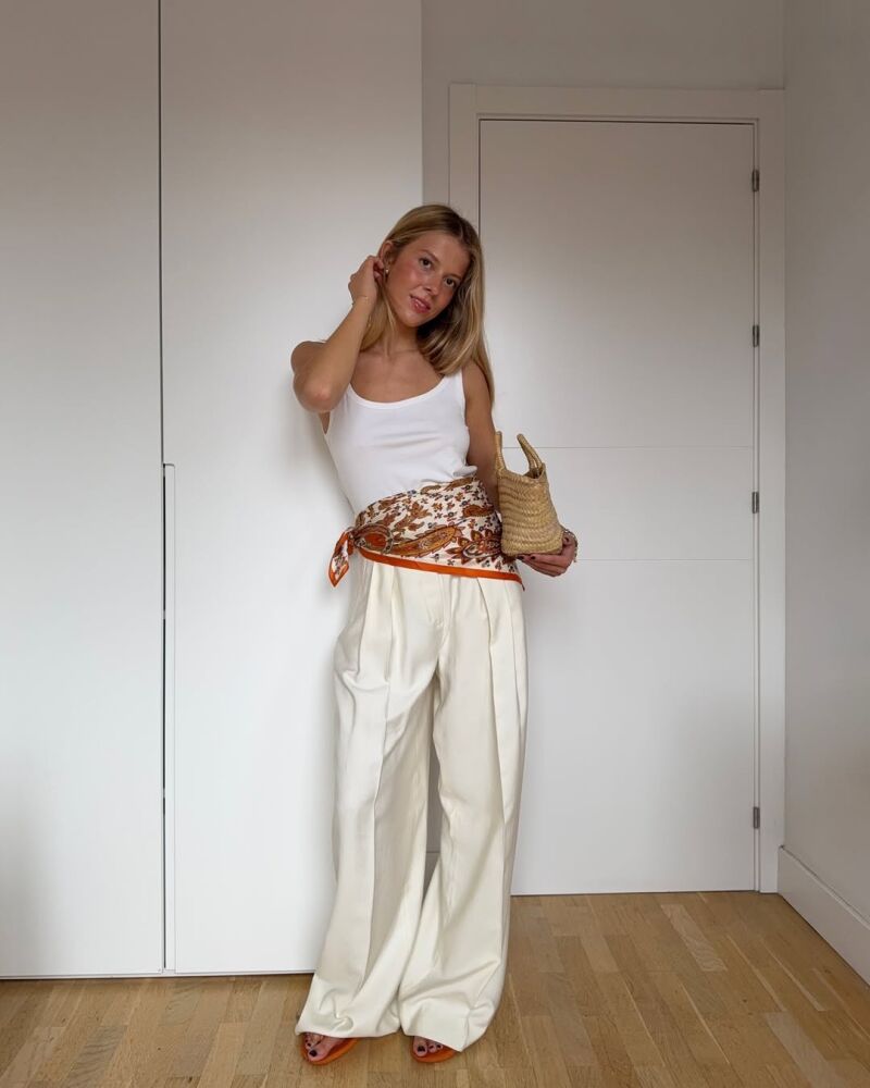 Influencer con pañuelo en la cintura.