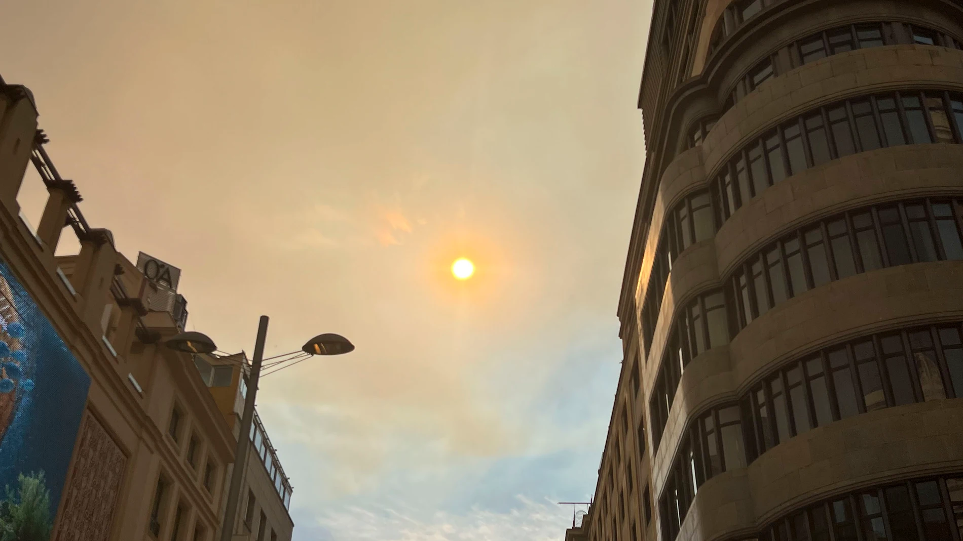 MADRID, 17/07/2025.-Vista del humo del incendio de Méntrida desde la Gran Vía, este jueves en Madrid. Medios aéreos y terrestres combaten este jueves un incendio forestal que se ha declarado en el término municipal de Méntrida (Toledo), cuyo humo y ceniza han llegado hasta Madrid capital. Según el Sistema de Información de Incendios Forestales de la Consejería de Desarrollo Sostenible (Fidias) consultado por EFE, el incendio de Méntrida ha sido detectado a las 15:02 horas por un vigilante fij...