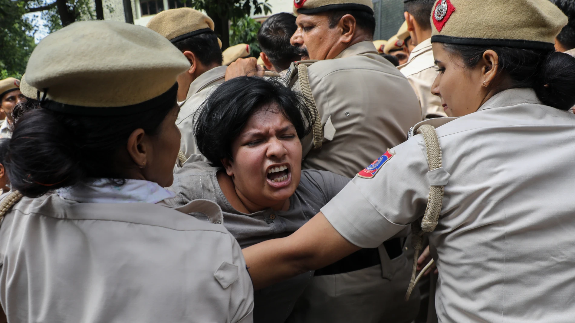 NEW DELHI (India), 17/07/2025.- Police personnel detain Indian activists from left-wing parties during a protest against the death of a college student, in New Delhi, India, 17 July 2025. The student from Odisha state died by self-immolation alleging sexual harassment by a college lecturer. (Protestas, Nueva Delhi) EFE/EPA/RAJAT GUPTA