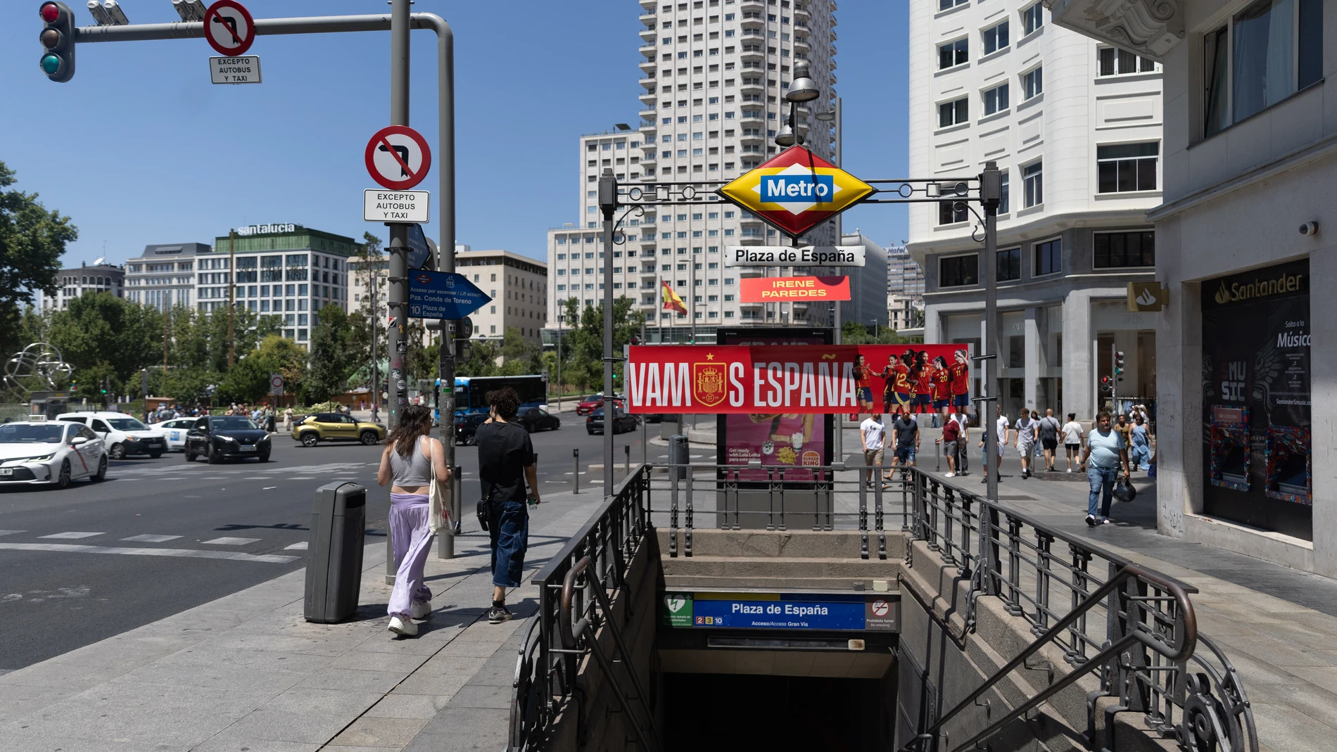 Cartel con el nombre de Irene Paredes en la boca de metro de la estación de Plaza España, a 17 de julio de 2025, en Madrid (España). La estación de Metro de Plaza de España de Madrid desde el pasado 10 de julio tiene una nueva señalización, que incorpora los nombres de Irene Paredes, Alexia Putellas, Olga Carmona, Aitana Bonmatí y Mariona Caldentey, las cinco capitanas de la selección española de fútbol femenino, a los carteles habituales que indican la entrada a las bocas de Metro. 17 JULIO...