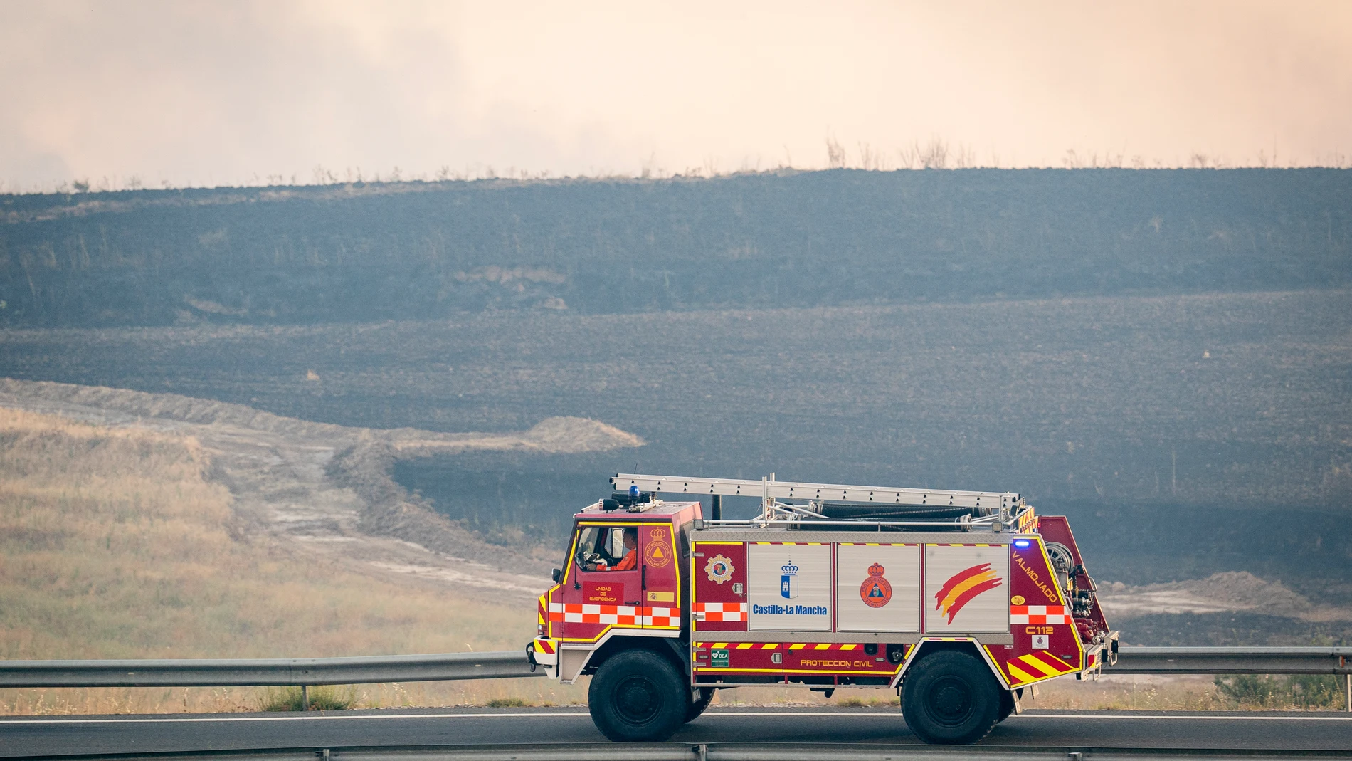 Un coche de bomberos se dirige al incendio, a 17 de julio de 2025, en Navalcarnero, Madrid (España). Un incendio originado hoy en la localidad toledana de Méntrida, limítrofe con la Comunidad de Madrid, ha pasado a situación operativa Nivel 2 por posible afección a bienes de naturaleza no forestal e infraestructuras, según apunta el Plan Infocam en su cuenta de X. Por su parte, el Sistema de Información de Incendios Forestales del Gobierno de Castilla-La Mancha refleja que el fuego comenzaba ...