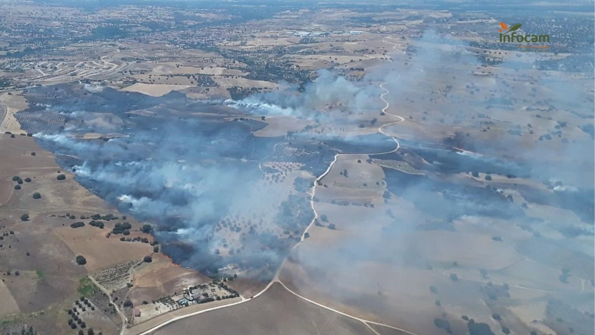 MADRID.-Asciende a Nivel 2 el incendio de Méntrida (Toledo), que ha provocado el confinamiento de la urbanización Calypo Fado