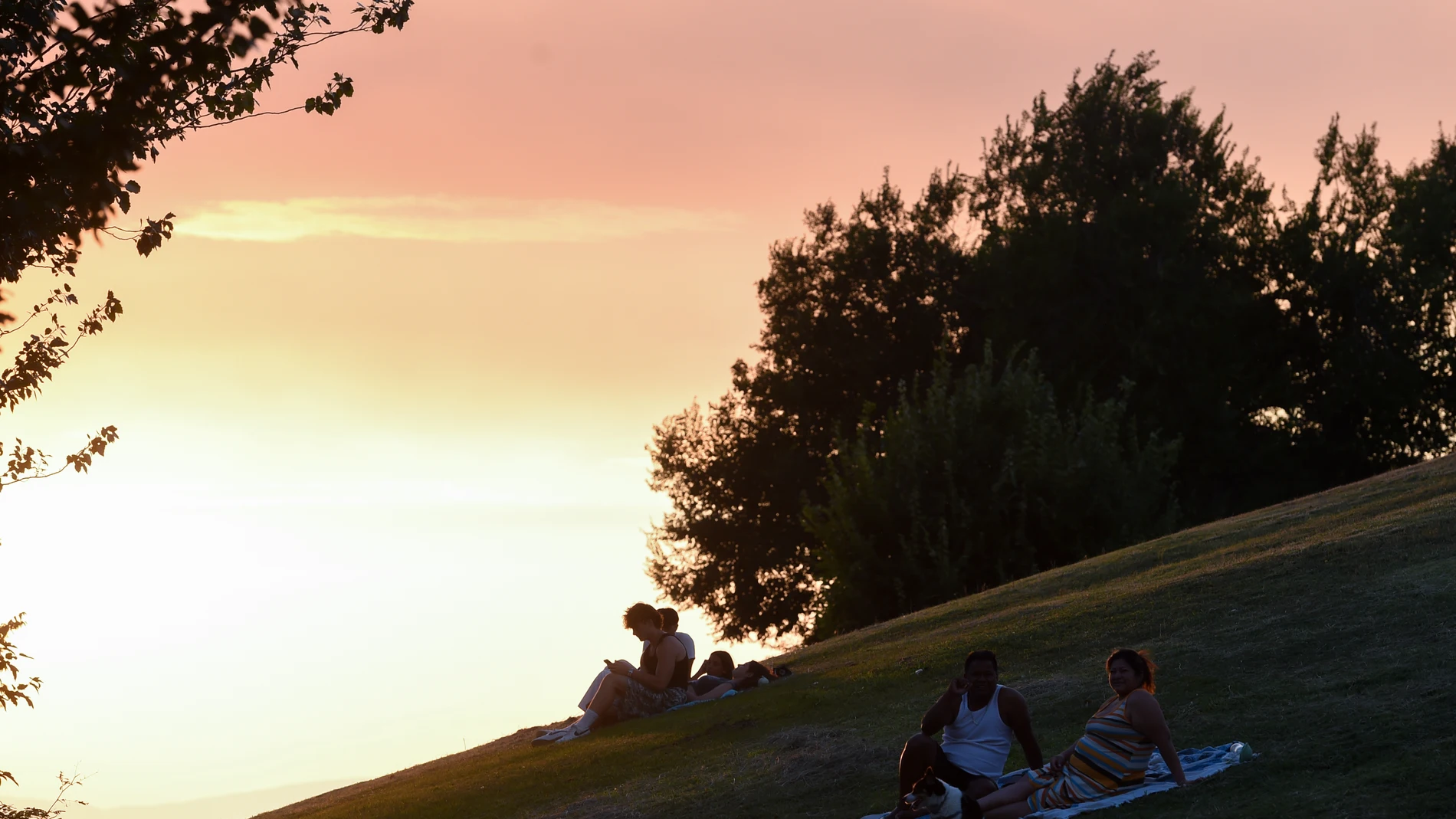Atardecer con nubes y humo, a 17 de julio de 2025, en Madrid (España). El gran incendio originado este jueves en la localidad toledana de Méntrida, limítrofe con la Comunidad de Madrid, ha provocado una gran columna de humo que, por la acción del viento, ha cubierto los cielos de parte de la región, especialmente en el sur y en la capital. Méntrida se ubica a escasos cuatro kilómetros del sur de la Comunidad de Madrid, por lo que en localidades como Navalcarnero o Arroyomolinos se ha teñido d...