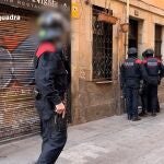 Efectivos de Orden Público de los Mossos d'Esquadra antes de una entrada y registro a un domicilio del distrito de Ciutat Vella de Barcelona