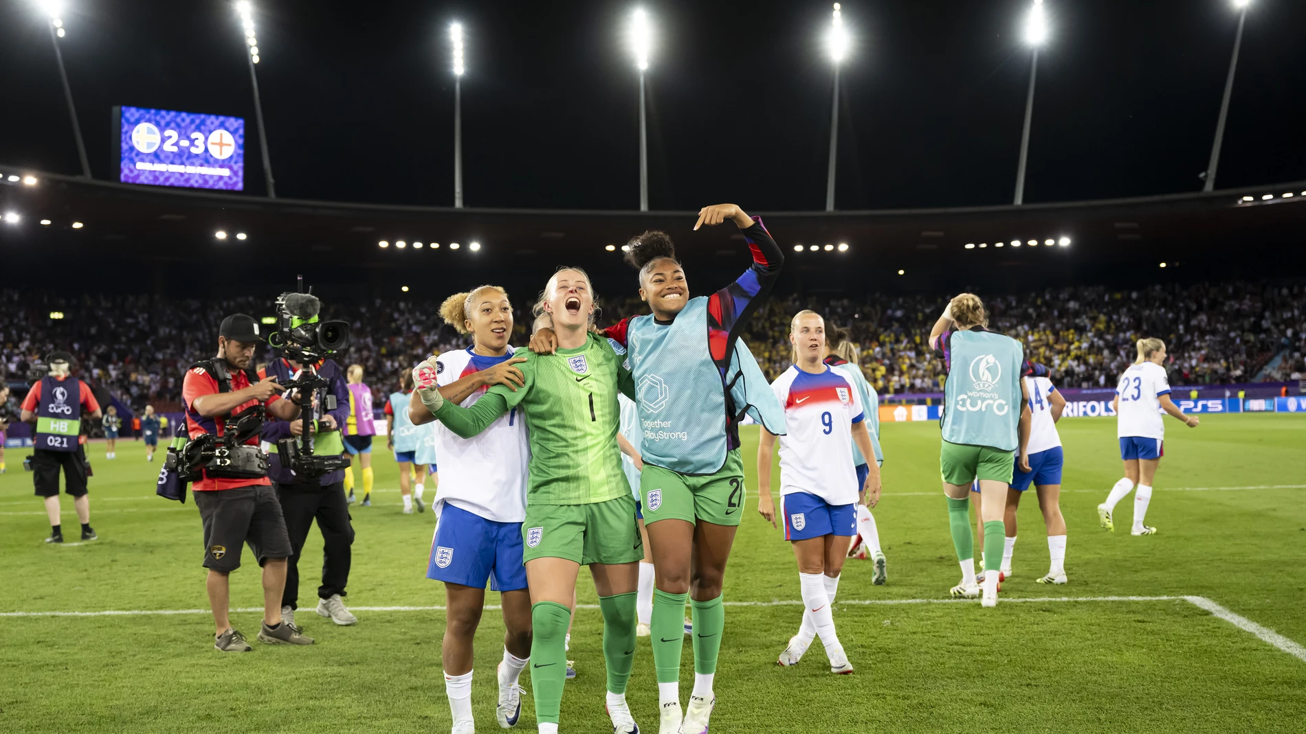 Zurich (Switzerland), 17/07/2025.- (L-R) England's Lauren James, goalkeeper Hannah Hampton, and goalkeeper Khiara Keating celebrate qualifying to the semi-finals after winning the UEFA Women's EURO 2025 quarterfinals soccer match between Sweden and England, in Zurich, Switzerland, 17 July 2025. (Suecia, Suiza) EFE/EPA/ENNIO LEANZA