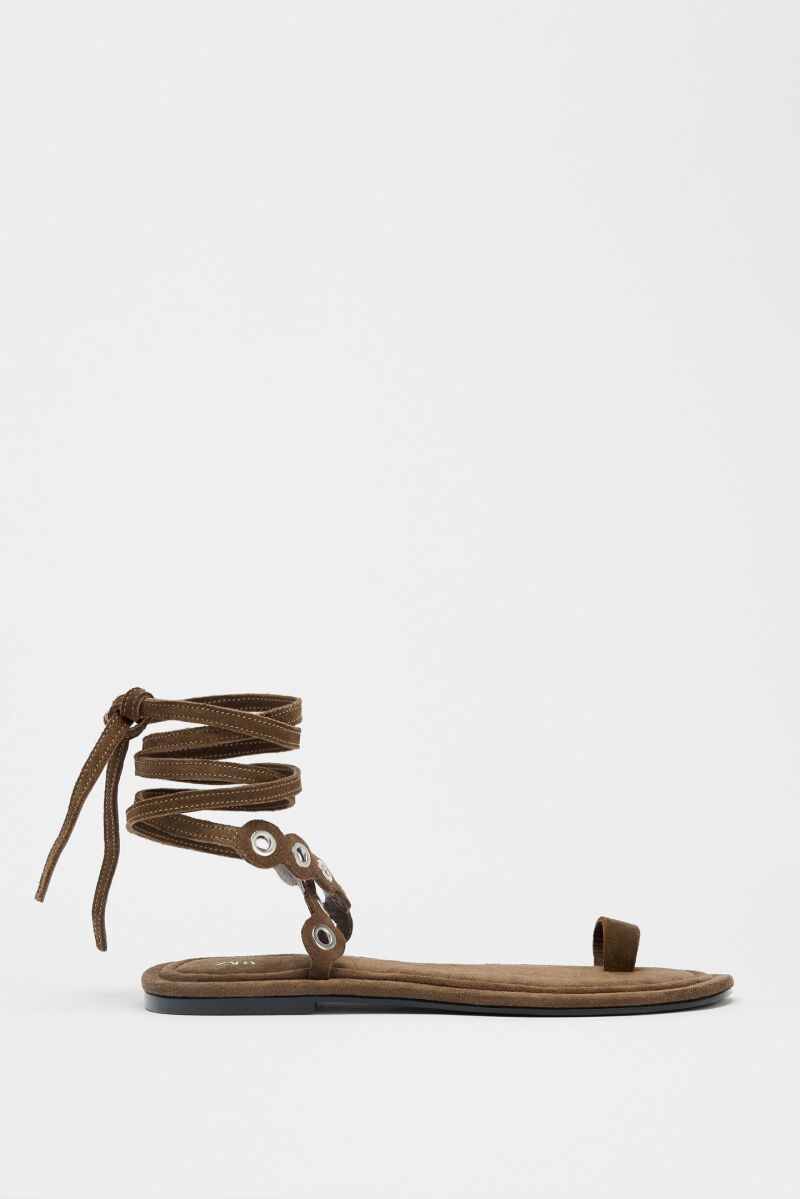 Sandalias con tachuelas.