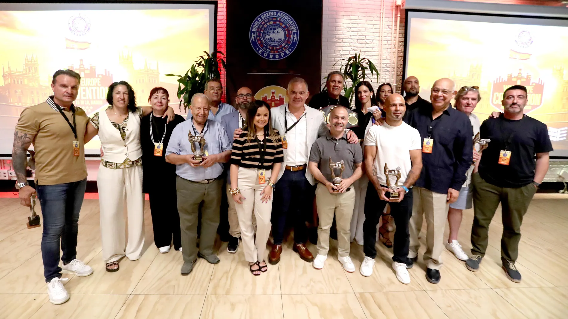 Los campeones españoles homenajeados por la WBA posan junto a los dirigentes de la Asociación