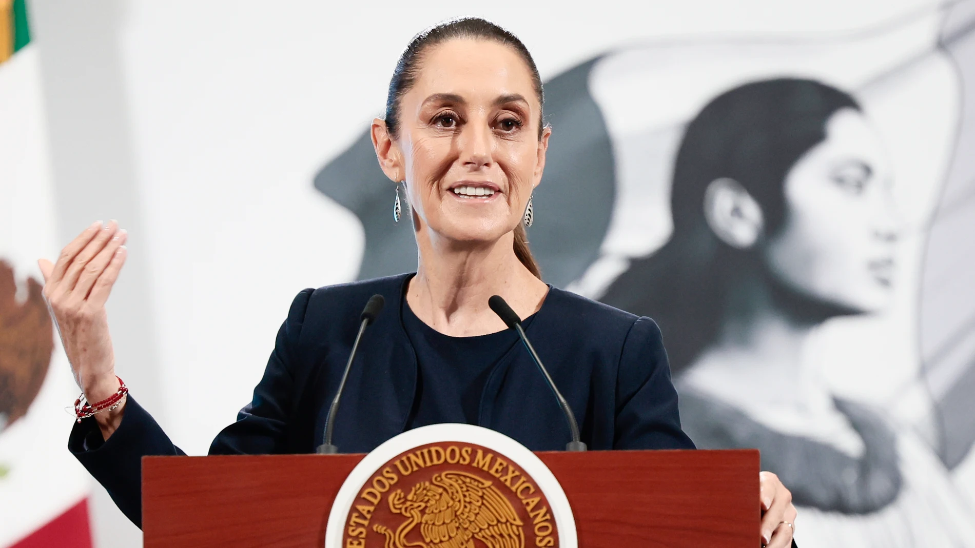 MEX8593. CIUDAD DE MÉXICO (MÉXICO), 25/07/2025.- La presidenta de México, Claudia Sheinbaum, habla durante una rueda de prensa este viernes, en el Palacio Nacional, en Ciudad de México (México). EFE/José Méndez