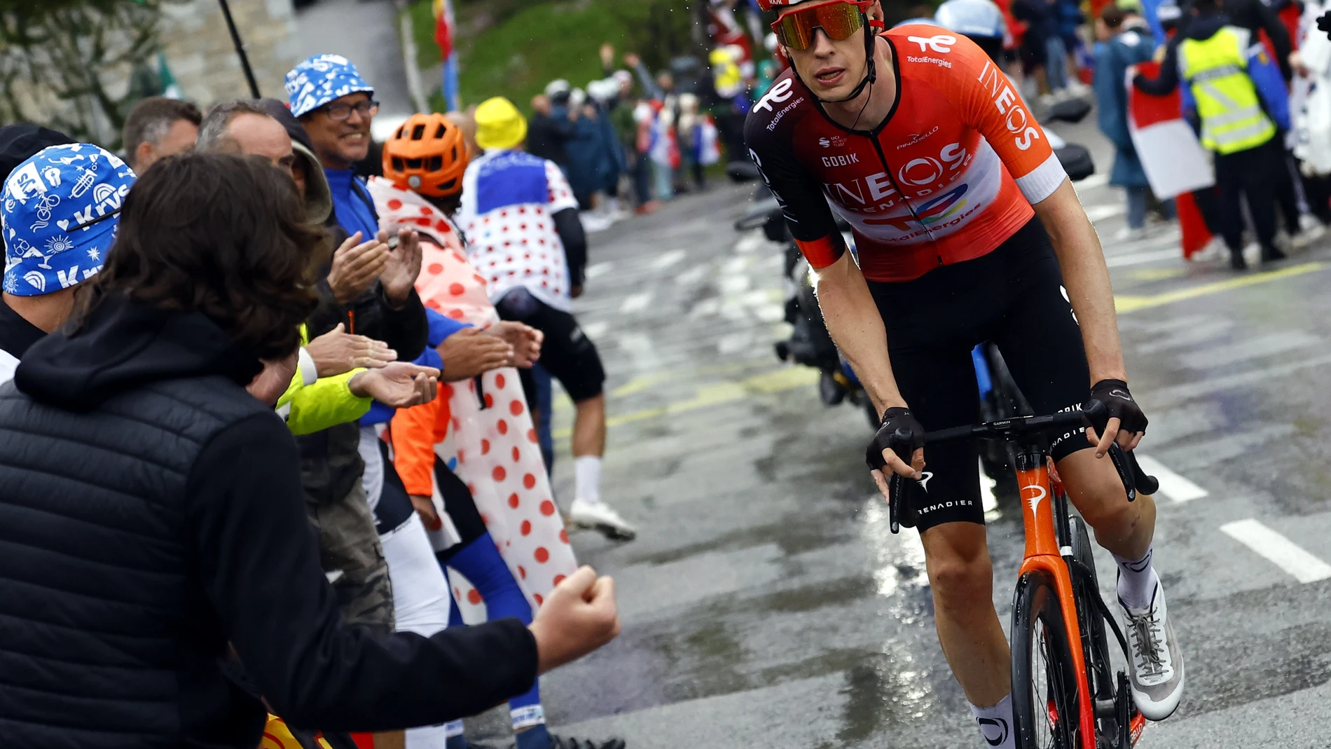 (France), 25/07/2025.- Dutch rider Thymen Arensman of INEOS Grenadiers team leads on the final climb to La Plagne during 19th stage of the Tour de France cycling race over 93.1 km from Albertville to La Plagne, France, 25 July 2025. (Ciclismo, Francia) EFE/EPA/MARTIN DIVISEK