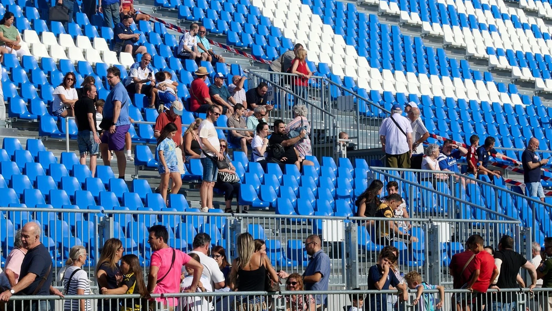 Visitantes en el Ibercaja Estadio, en la primera jornada de puertas abiertas.REMITIDA / HANDOUT por AYUNTAMIENTO DE ZARAGOZAFotografía remitida a medios de comunicación exclusivamente para ilustrar la noticia a la que hace referencia la imagen, y citando la procedencia de la imagen en la firma25/07/2025
