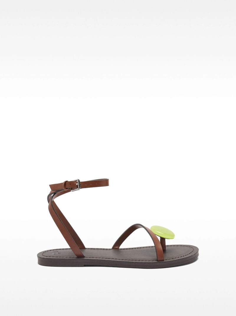 Sandalias planas.