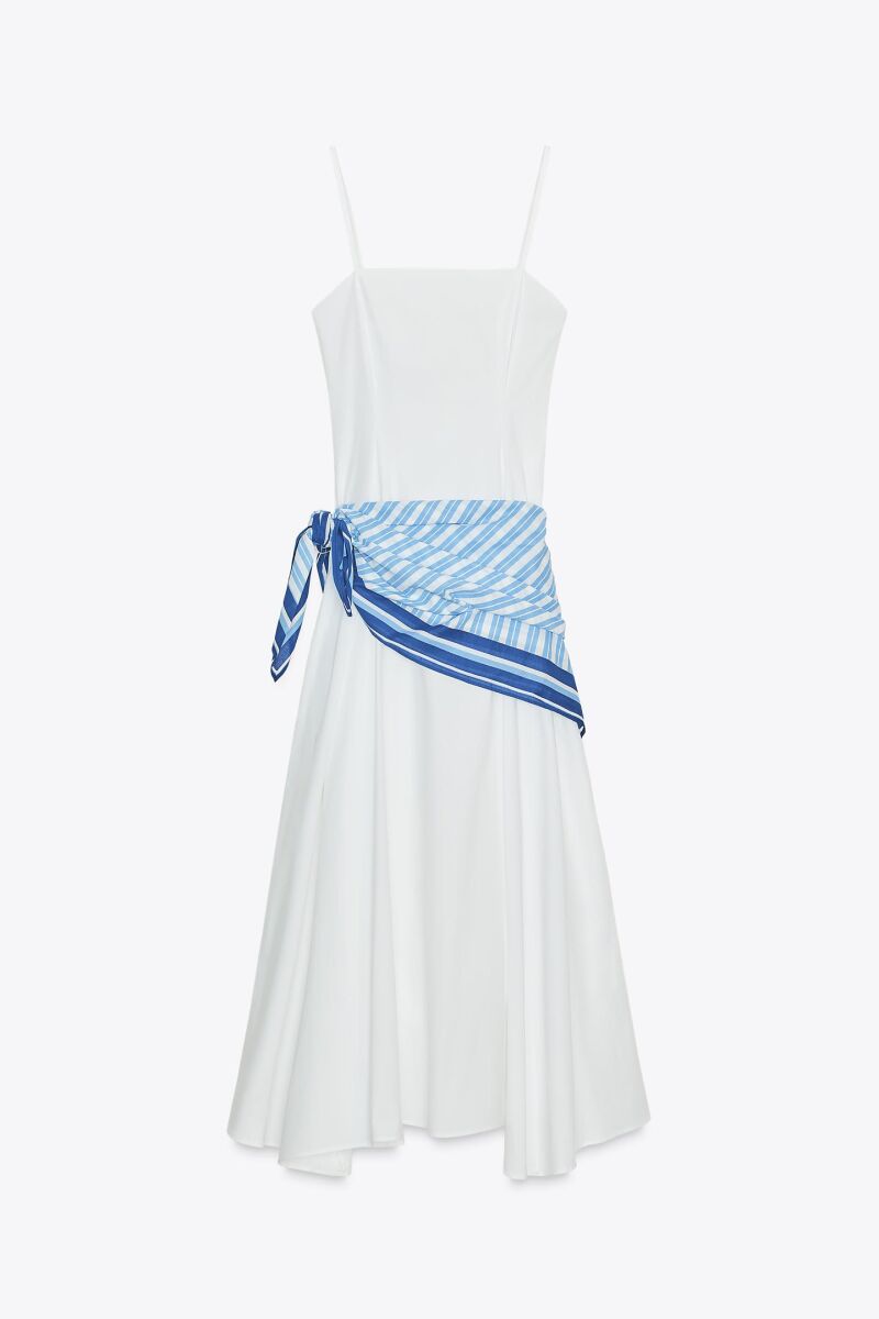 Vestido blanco con pañuelo.