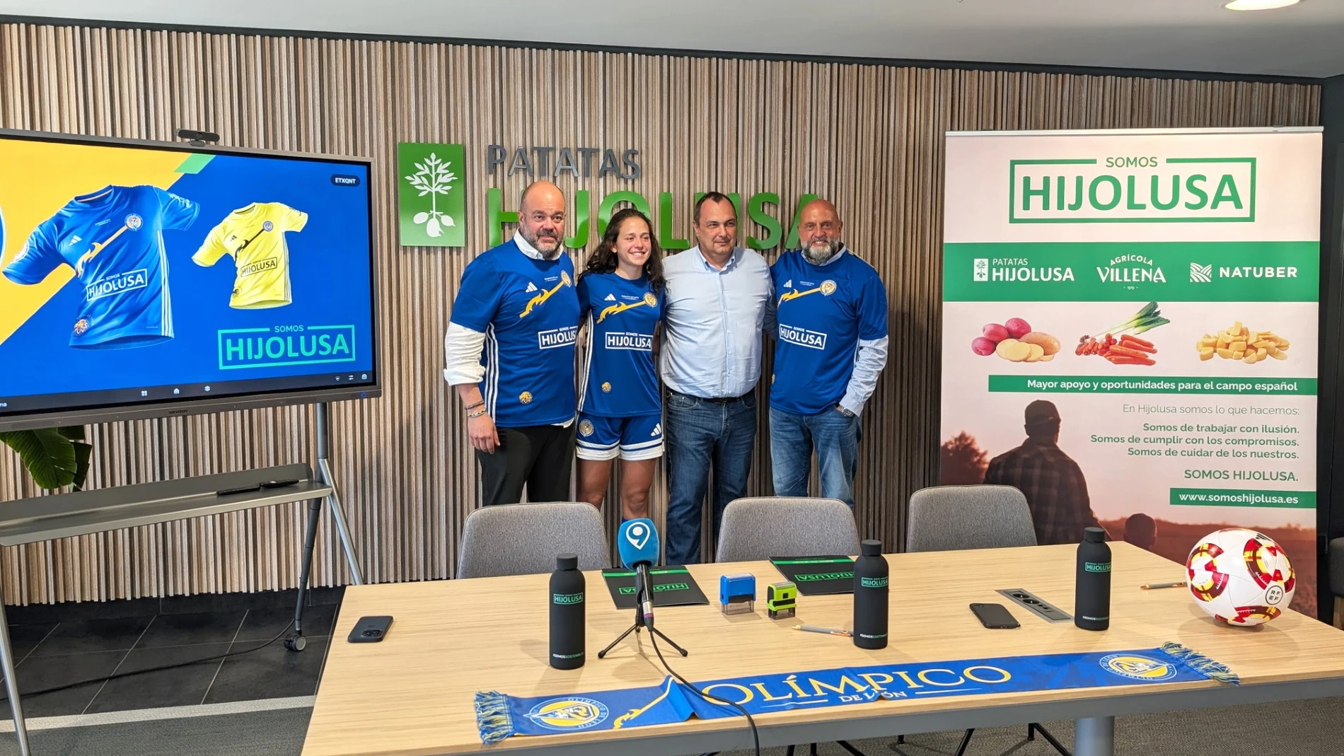 Los presidentes de Somos Hijolusa, José L. Gómez y Carlos Gómez, así como el presidente del Club Olímpico de León, José Pedro Luengo, renuevan el acuerdo