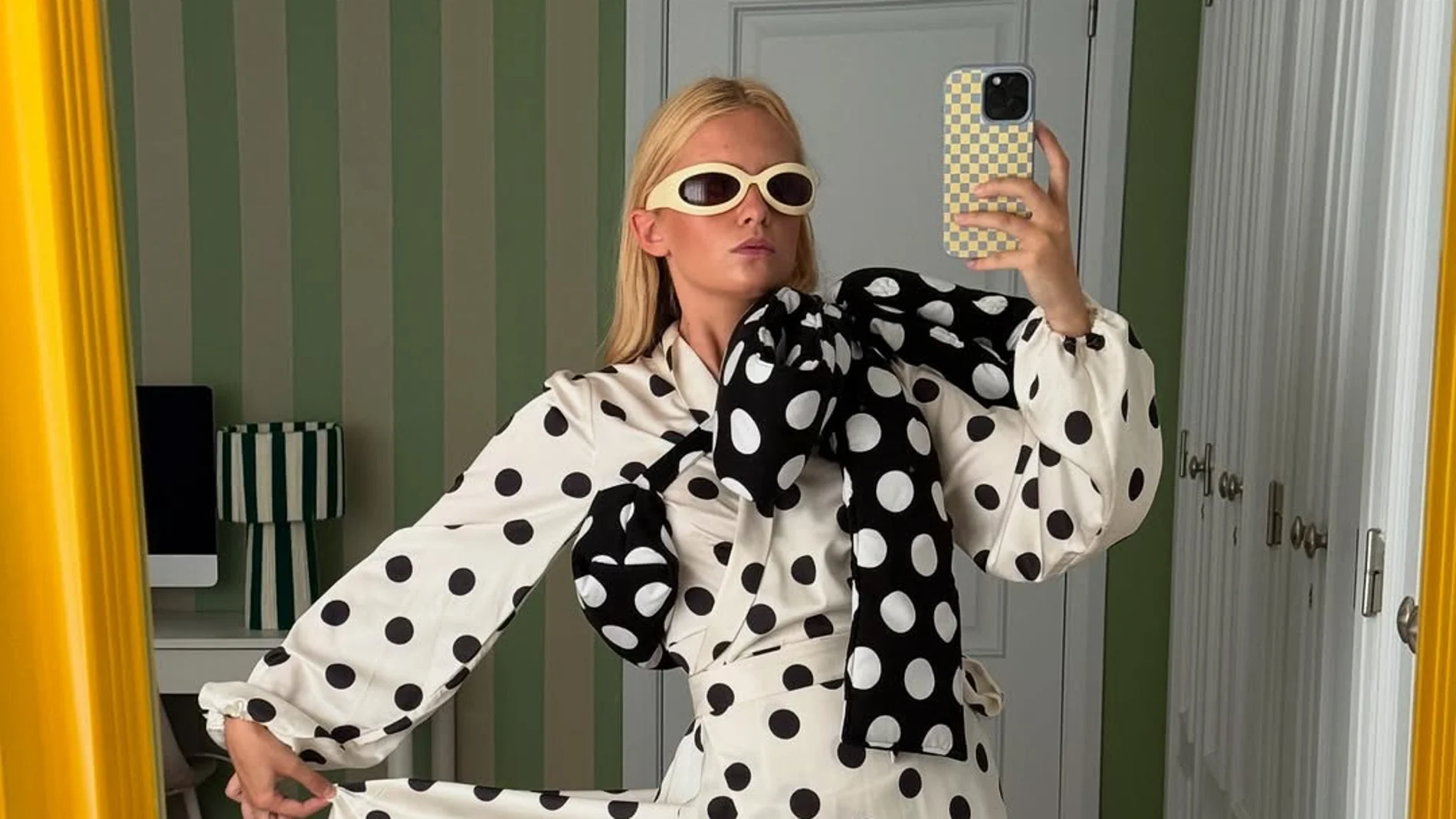 Influencer con look de oficina.