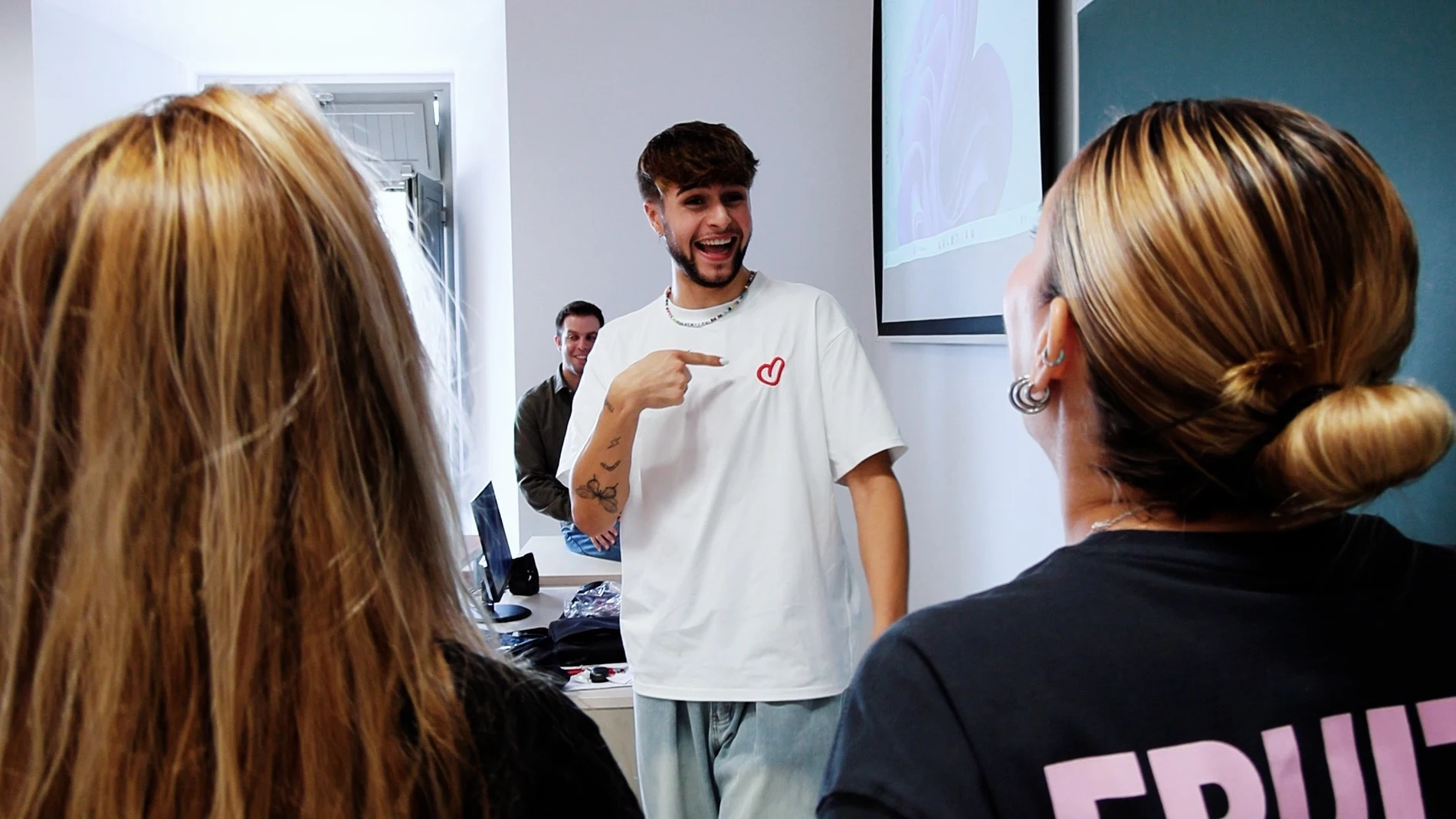 José Luis Gómez Urquiza, al fondo en la imagen, es profesor de la Facultad de Ciencias de la Salud de CeutaREMITIDA / HANDOUT por UGRFotografía remitida a medios de comunicación exclusivamente para ilustrar la noticia a la que hace referencia la imagen, y citando la procedencia de la imagen en la firma25/07/2025