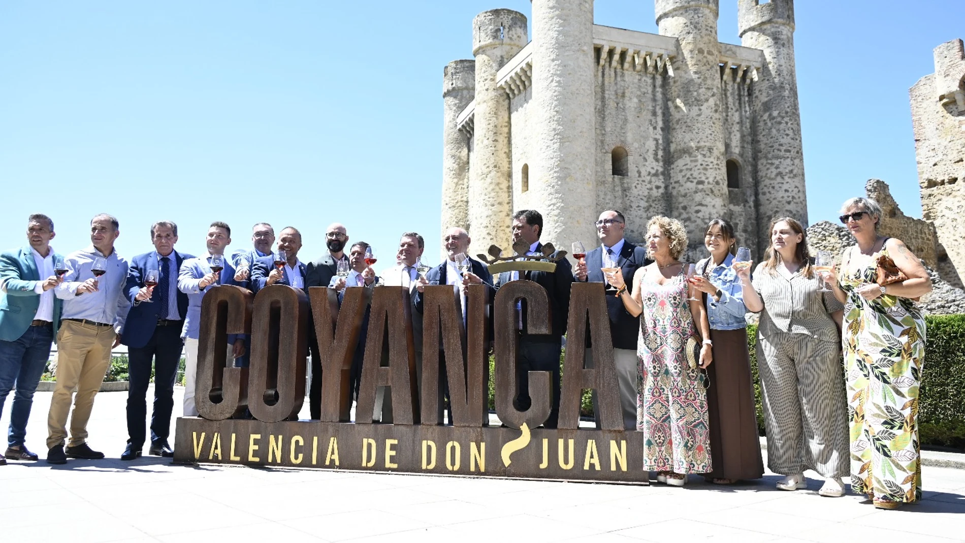 La Denominación de Origen León inaugura la XXIII Feria del Vino de Valencia de Don Juan con la participación del presidente de la DO, Rafael Blanco, el presidente de la Diputación de León, Gerardo Álvarez Courel, el consejero de Presidencia de la Junta de Castilla y León, Luis Miguel González Gago y el alcalde de Valencia de Don Juan, José Jiménez