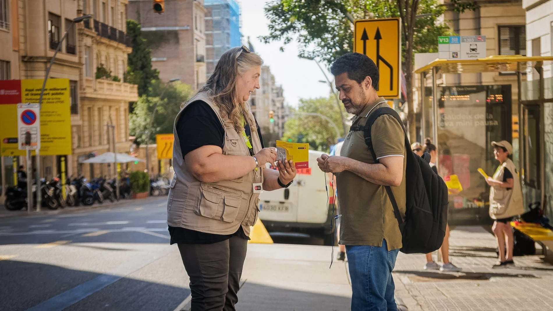 Una informadora explica a un ciudadano el cambio en la calle Amigó de Barcelona. REMITIDA / HANDOUT por AYUNTAMIENTO DE BARCELONA Fotografía remitida a medios de comunicación exclusivamente para ilustrar la noticia a la que hace referencia la imagen, y citando la procedencia de la imagen en la firma 25/07/2025