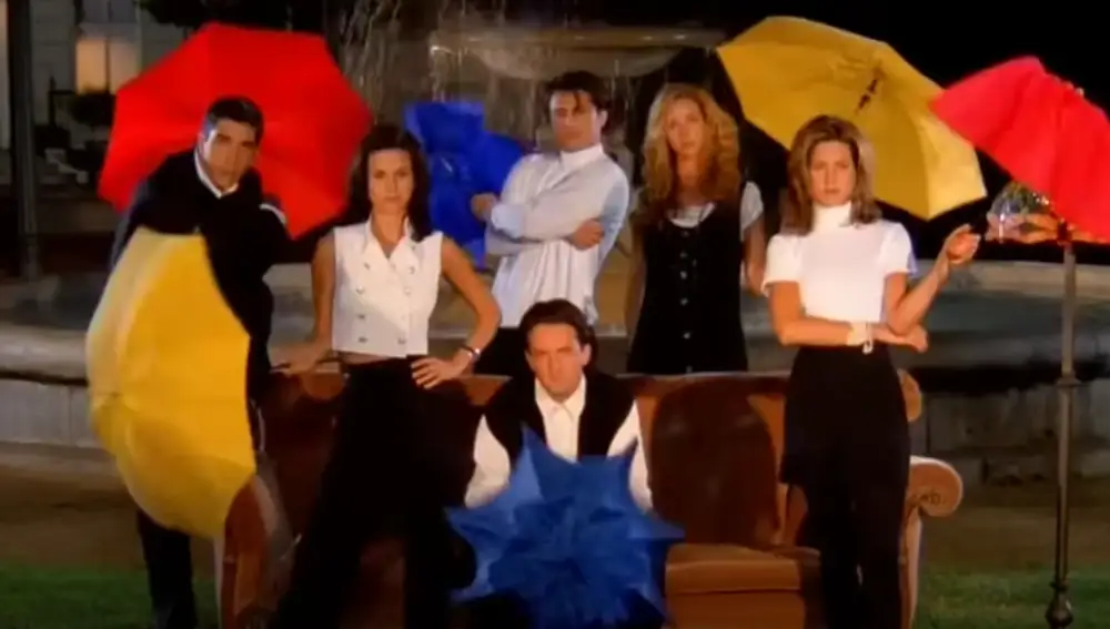 Los protagonistas de 'Friends' abren sus paraguas en los créditos iniciales