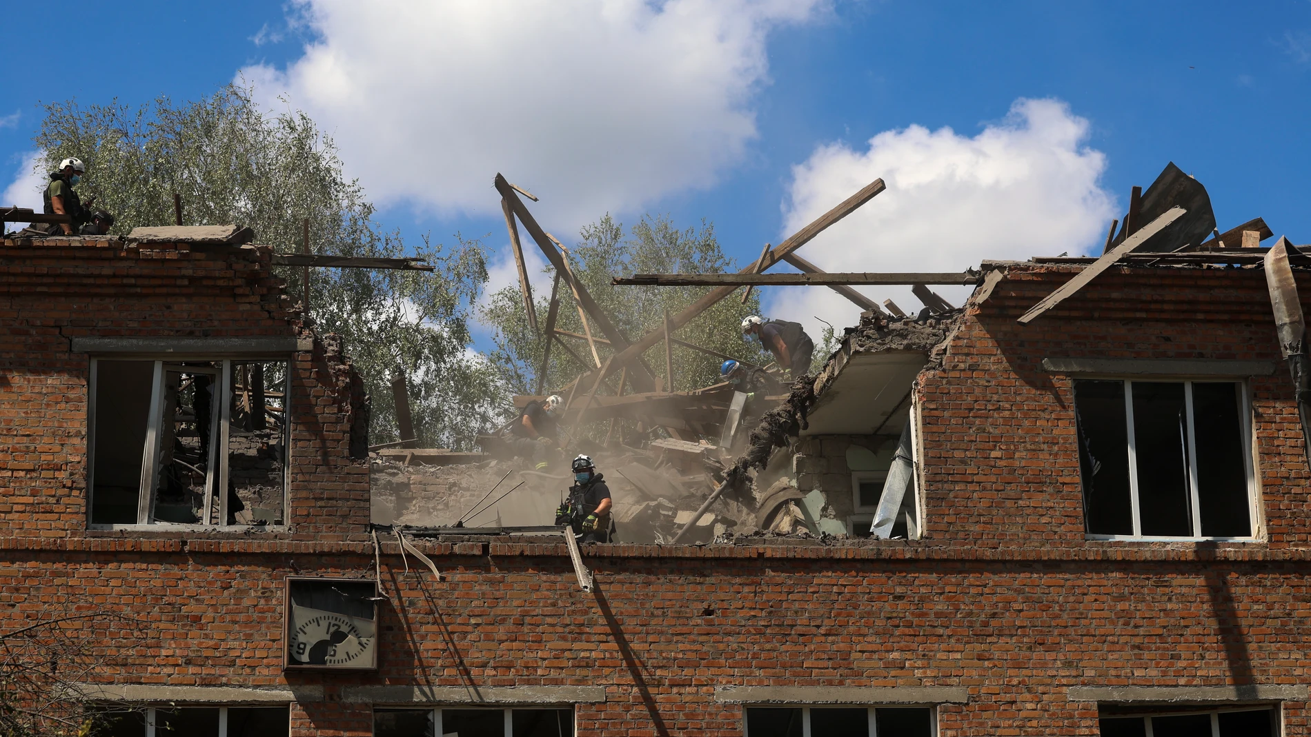 KHARKIV (Ukraine), 25/07/2025.- Ukrainian rescuers work at the site of a glide bomb strike in Kharkiv, northern Ukraine, 25 July 2025, amid the ongoing Russian invasion. At least 17 people, including one child, were injured after Russian forces attacked Kharkiv with a glide bomb strike on a three-story medical facility, the State Emergency Service (SES) of Ukraine reported. (Rusia, Ucrania) EFE/EPA/SERGEY KOZLOV