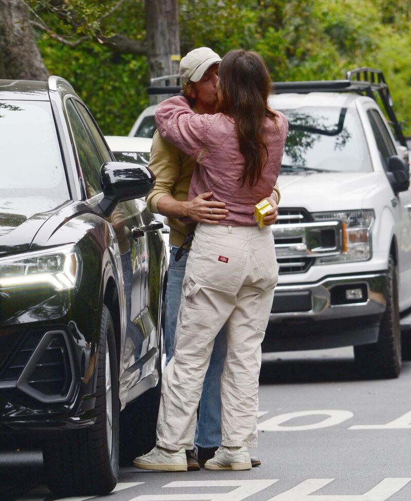 Jeremy Allen White, visto besándose con Molly Gordon en septiembre de 2024