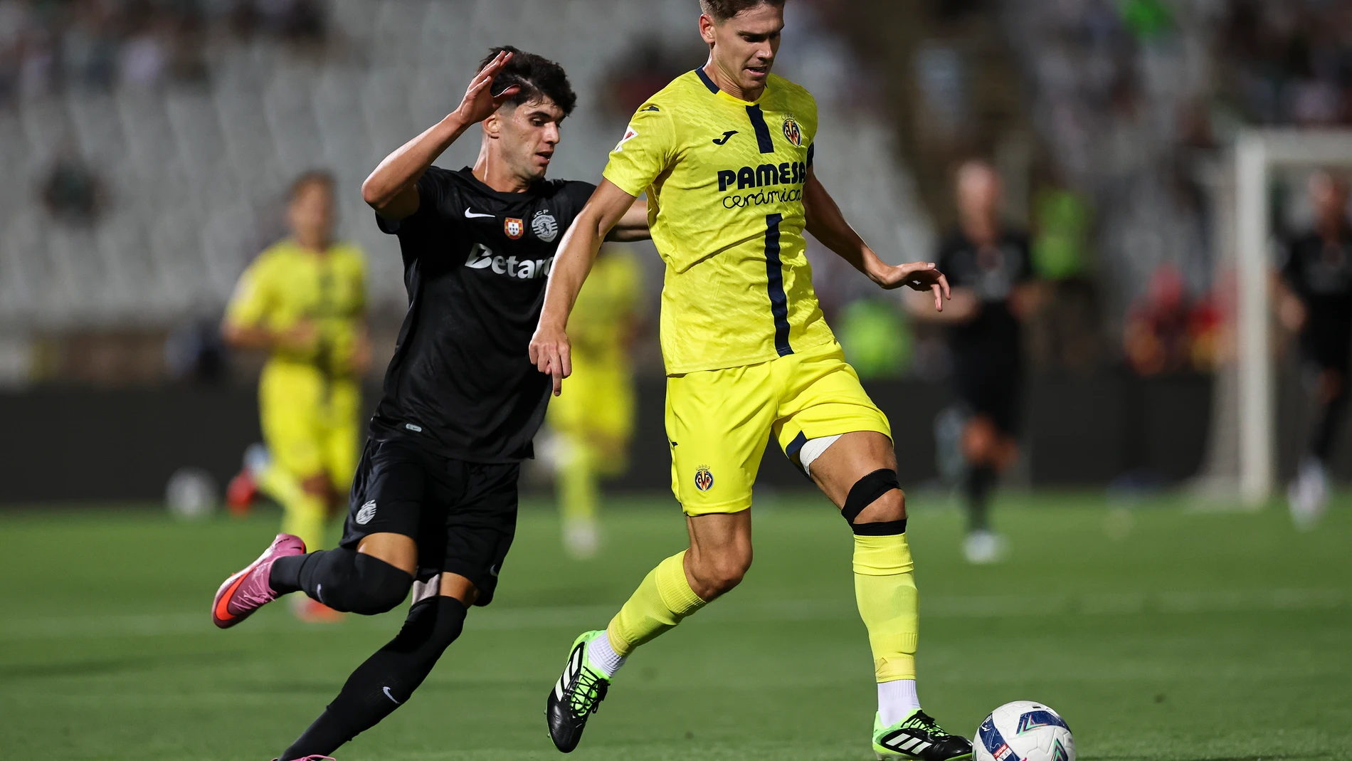 Oeiras (Portugal), 25/07/2025.- Sporting's Rodrigo Ribeiro (L) in action against Villarreal's Denis Suarez during the Trofeu Cinco Violinos (Five Violin Trophy) soccer match between Sporting CP and Villarreal CF, in Oeiras, outskirts of Lisbon, Portugal, 25 July 2025. (Lisboa) EFE/EPA/ANTONIO COTRIM