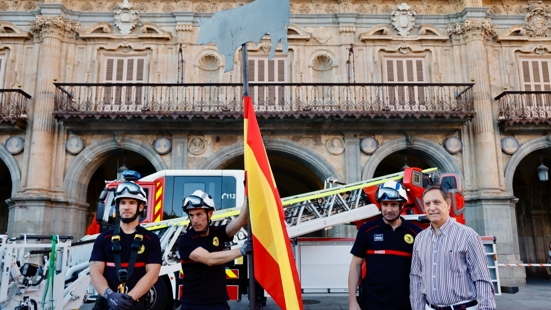 El alcalde de Salamanca, Carlos García Carbayo, y miembros de la Corporación Municipal asisten al tradicional acto de colocación de La Mariseca