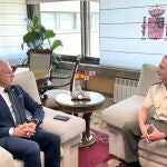 El delegado del Gobierno en Castilla y León, Nicanor Sen, se reúne con el general de Brigada de Caballería Francisco Javier Calero Perea, nuevo jefe de la Cuarta Subinspección General del Ejército SUIGE (Noroeste) y comandante militar de Valladolid y Palencia