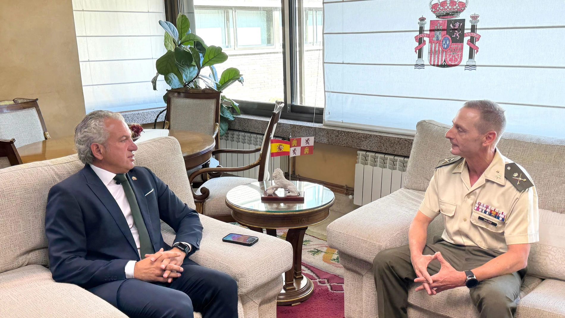 El delegado del Gobierno en Castilla y León, Nicanor Sen, se reúne con el general de Brigada de Caballería Francisco Javier Calero Perea, nuevo jefe de la Cuarta Subinspección General del Ejército SUIGE (Noroeste) y comandante militar de Valladolid y Palencia
