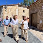 La directora general de Vivienda de la Junta, María Pardo, visita Santibáñez del Val, uno de los municipios beneficiados