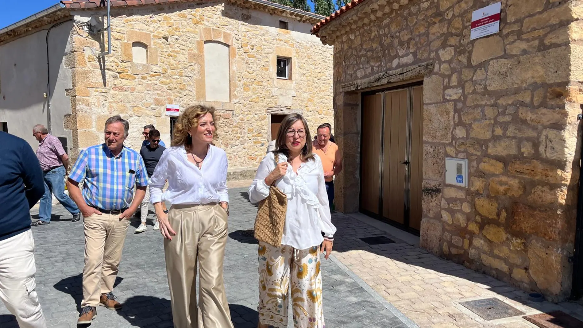 La directora general de Vivienda de la Junta, María Pardo, visita Santibáñez del Val, uno de los municipios beneficiados