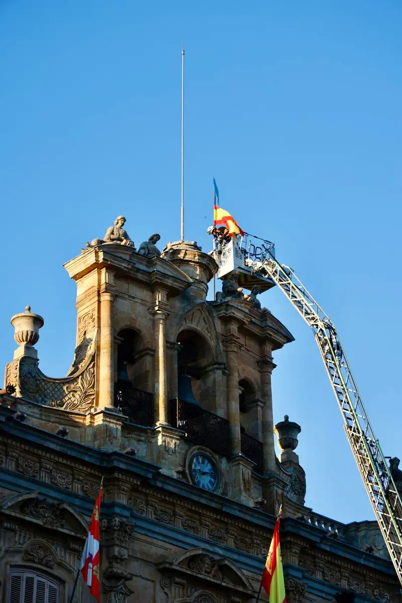 El alcalde de Salamanca, Carlos García Carbayo, y miembros de la Corporación Municipal asisten al tradicional acto de colocación de La Mariseca