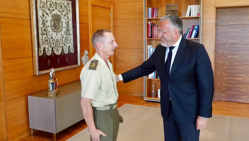 El presidente de las Cortes de Castilla y León, Carlos Pollán, recibe en su despacho al nuevo general jefe de la Cuarta Subinspección General del Ejército (Noroeste) y comandante militar de Valladolid y Palencia, Francisco Javier Calero Perea
