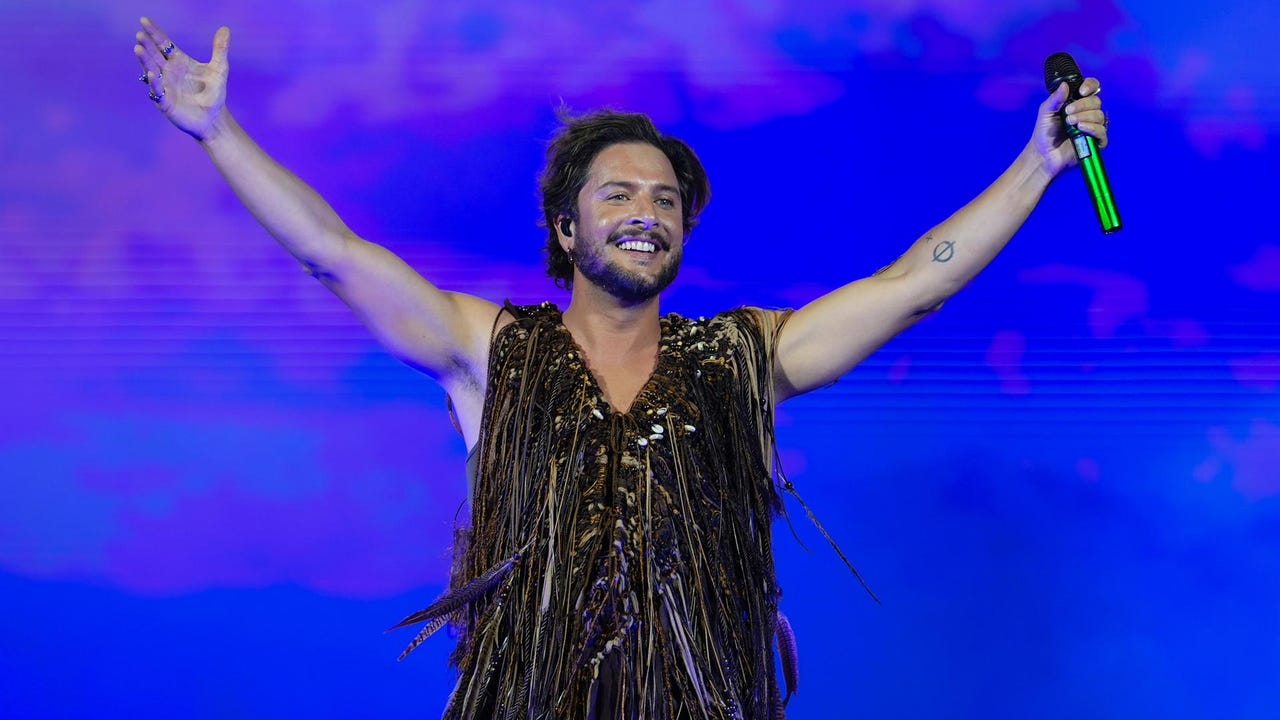 Tremendo susto para Manuel Carrasco: sufre una aparatosa caída durante su concierto en Isla Cristina