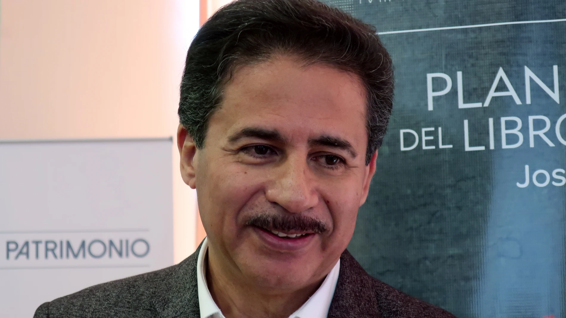 AME. BOGOTÁ (COLOMBIA), 27/07/2025.- Fotografía de archivo del 10 de octubre de 2018 del escritor Edgar Allan García hablando en una entrevista con EFE, en Quito (Ecuador). El escritor, poeta, narrador y gestor cultural ecuatoriano Edgar Allan García, gran exponente de la literatura del país andino y reciente ganador del Premio Iberoamericano Cervantes Chico, falleció este domingo, a los 66 años, según ha confirmado su familia y el Ministerio de Cultura. EFE/ María Paula Goyes ARCHIVO