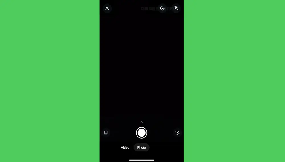 El nuevo modo nocturno de cámara de WhatsApp se activa pulsando un botón con un icono de una luna